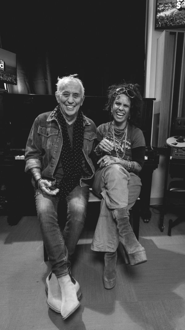 NIC HARCOURT LINDA PERRY SITTING ON PIANO BENCH LAUGHING